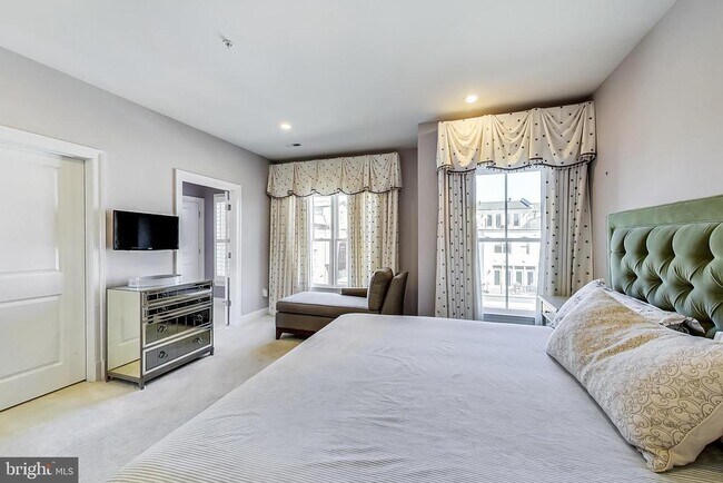 Building Photo - 10821 Symphony Park Dr