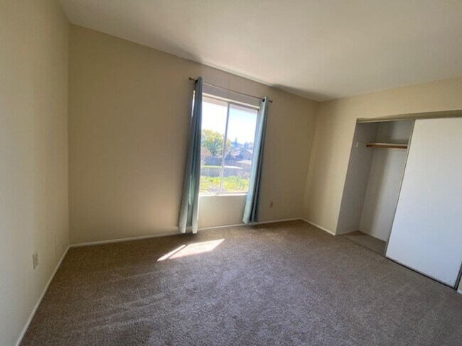 Building Photo - Spacious 3 Bed/2 Bath Duplex~ PG&E & Water...