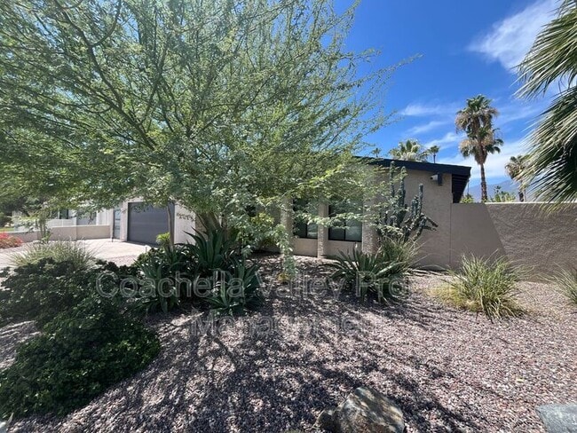 Building Photo - 835 Nueva Vista Dr S