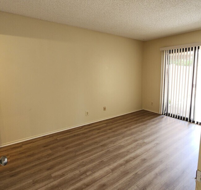 Building Photo - Your perfect Ventura retreat—spacious 3 be...