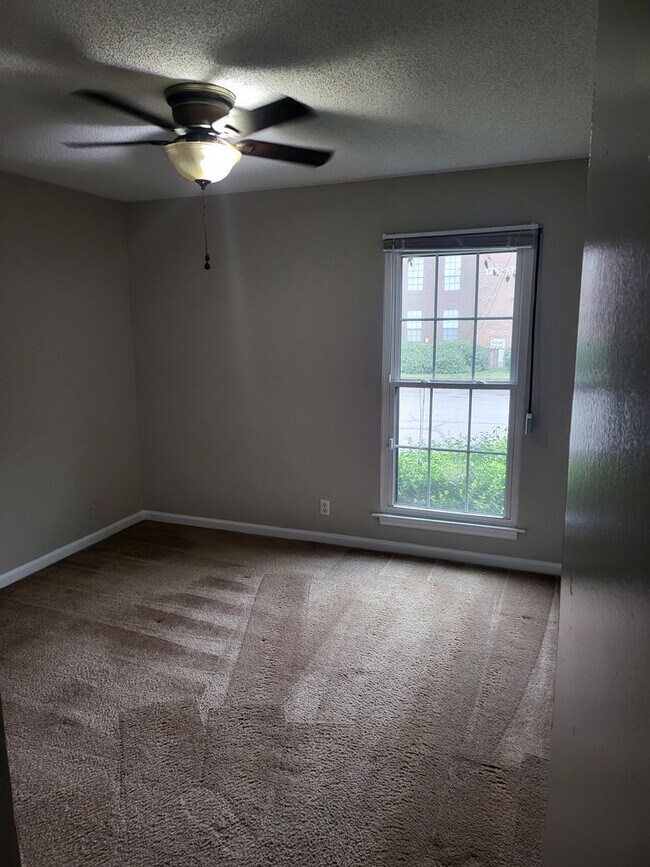Building Photo - Nice two bedroom condo on one level in Hermitage