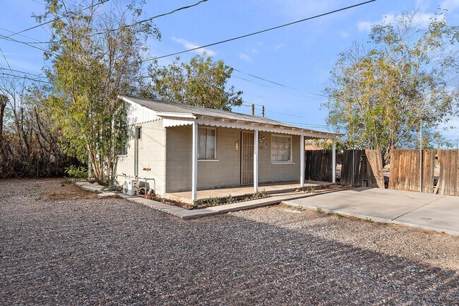 Building Photo - 704 W Main St