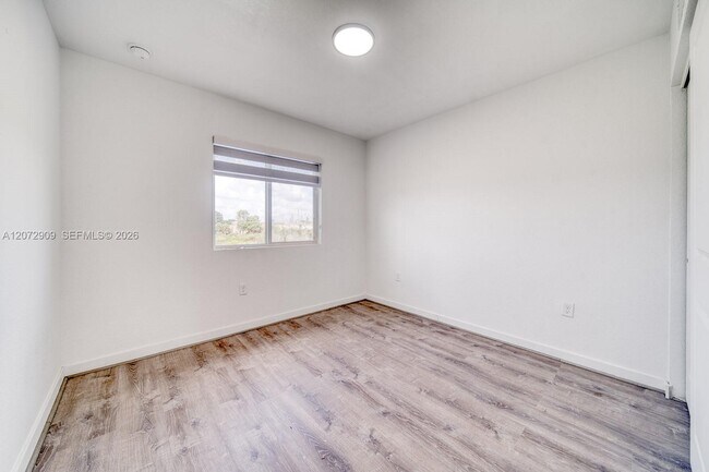 Building Photo - 1090 SE 23rd Ave