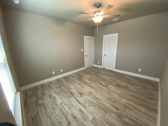 Building Photo - Located 1 Mile from IH 35/ No Carpet / Tons of Upgrades /  Turf Grass in Front Yard / Fenced in B...