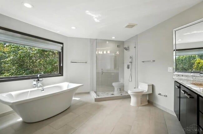 Building Photo - Luxury, Privacy, and Convenience All in One!