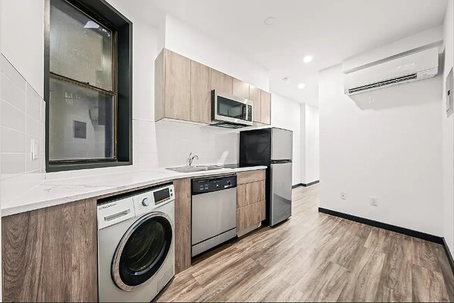 Building Photo - 439 W 46th St