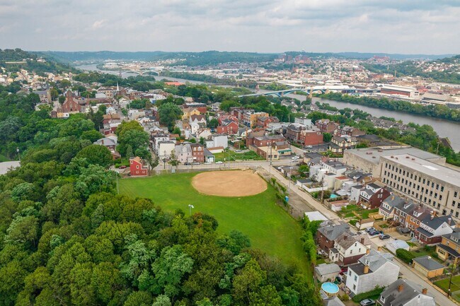 Building Photo - Gorgeous 3 Bedroom in Troy Hill available June 1!