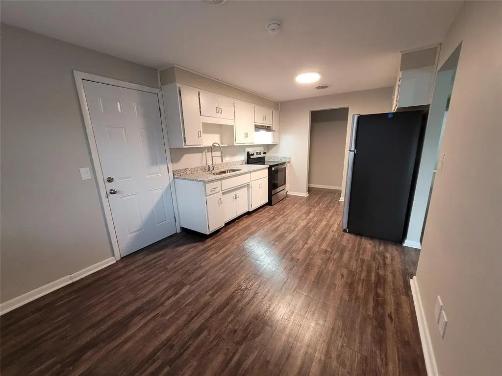 Building Photo - 2518 E 5th St