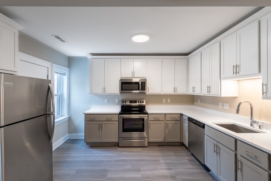 Building Photo - 2571 S Kinnickinnic Ave