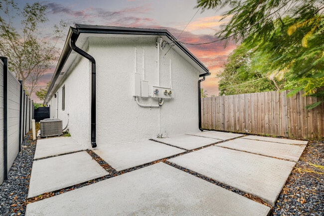 Building Photo - 1126 NW 4th Ave