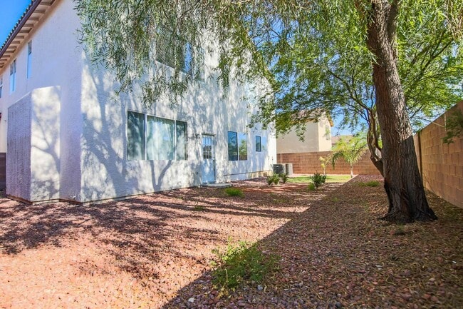 Building Photo - IMMACULATE 5 BEDROOM HOME!