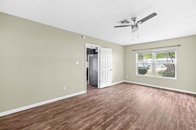 Building Photo - 1422 Yorkshire Dr