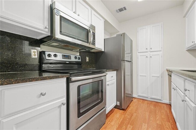 Building Photo - 23203 Plantation Dr NE
