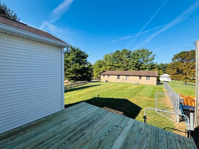 Building Photo - 3 Bedroom, 2 Bath Duplex