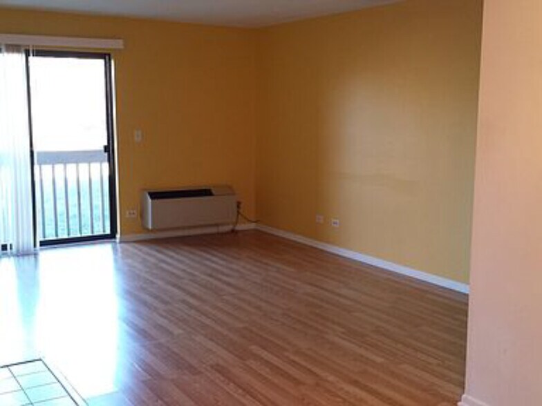Master BR - 800 N Lakeside Dr, 2B