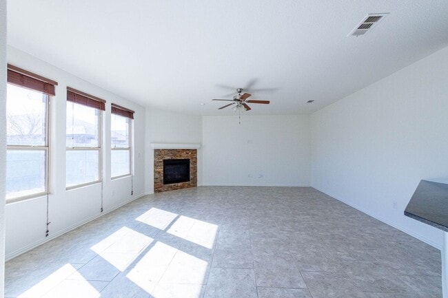 Building Photo - 4 Bedroom 2 Bathroom Ready to rent April 1st, 2026