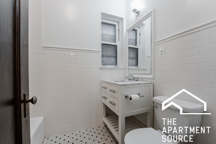 Building Photo - 652 W Buckingham Pl