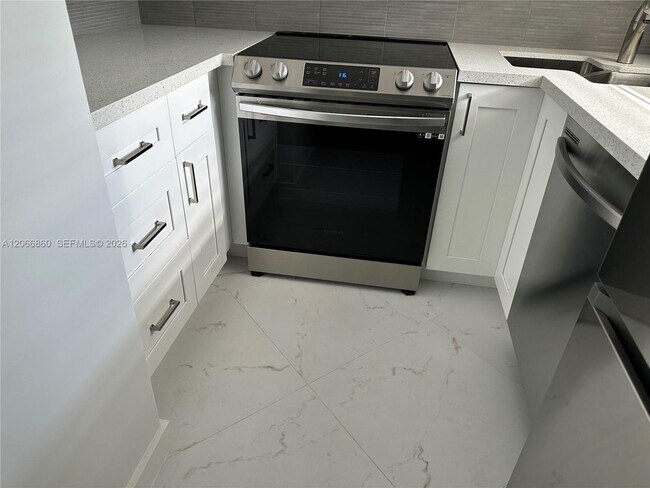Building Photo - 1333 E Hallandale Beach Blvd