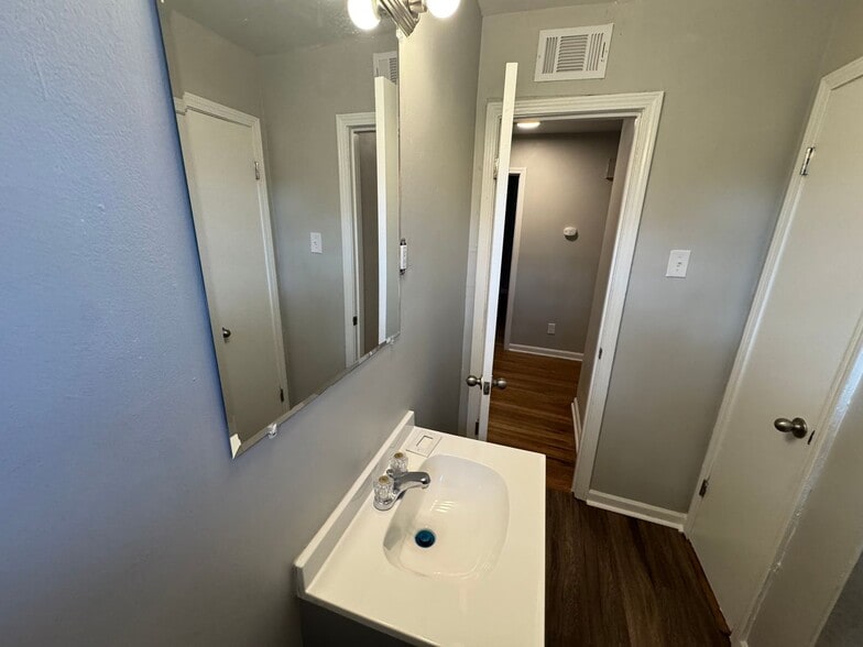 Building Photo - 1961 Croydon Ave