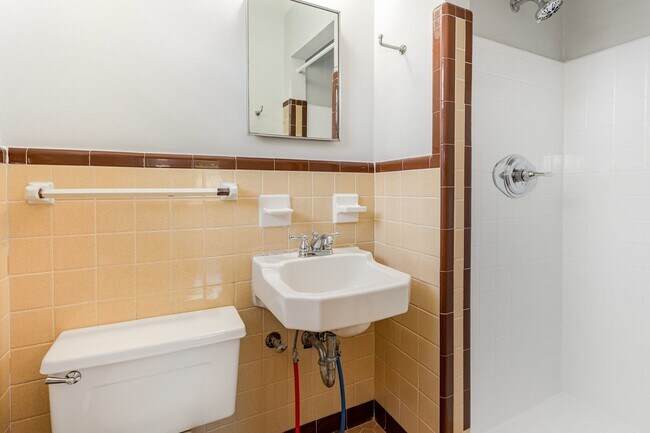 Building Photo - Affordable in Oak Hill/Green Hills - Now A...