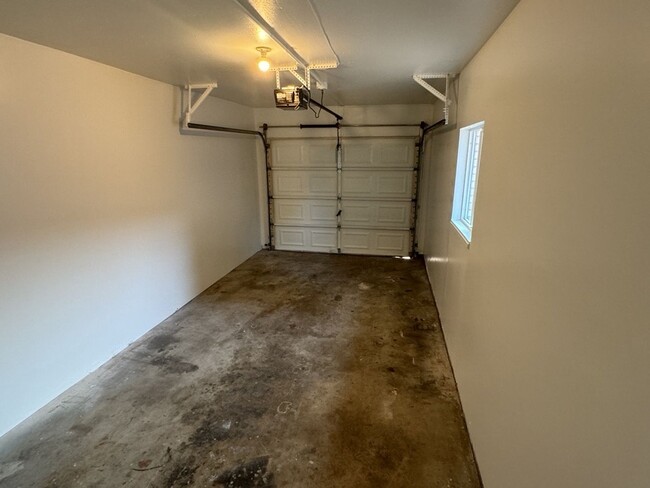 Building Photo - Newly Renovated 2BD 1BA Duplex with Garage