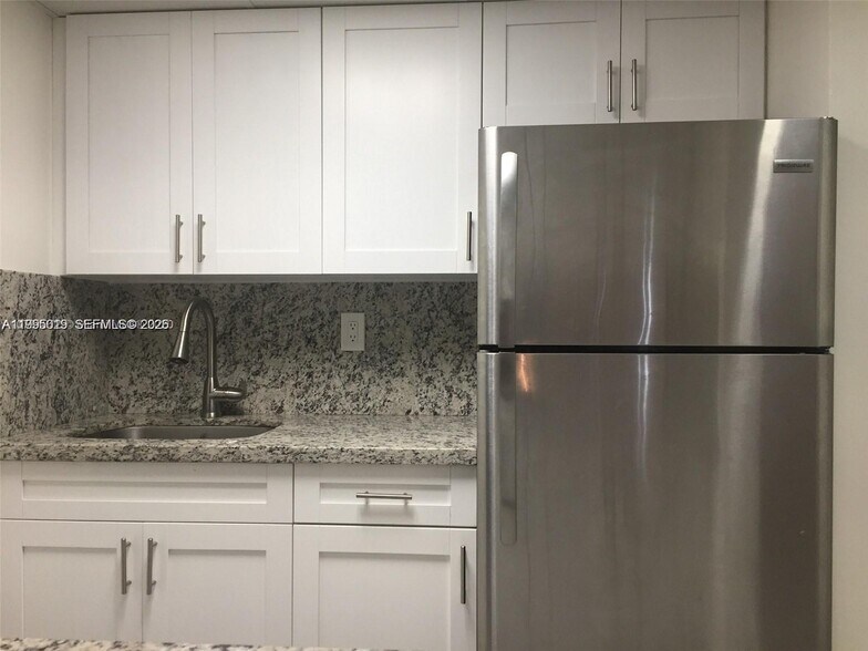 Building Photo - 777 SW 9th Ave