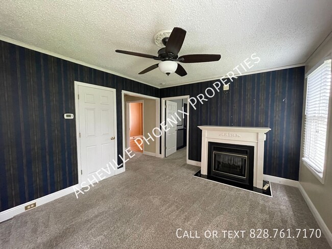 Building Photo - 11 Enka Oak St