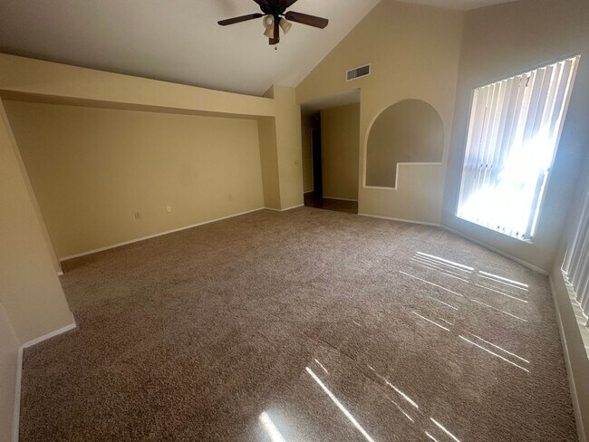 Building Photo - Gilbert home with community pool.