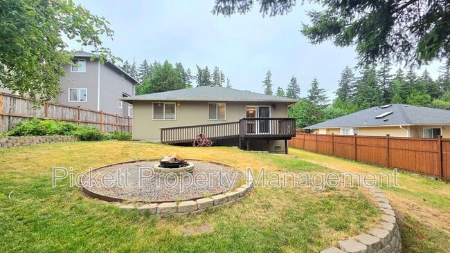 Building Photo - 1331 NE Gilmax Ln