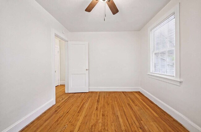 Building Photo - Updated 2-bedroom 1 bath with fenced in yard-PETS allowed-Norfolk