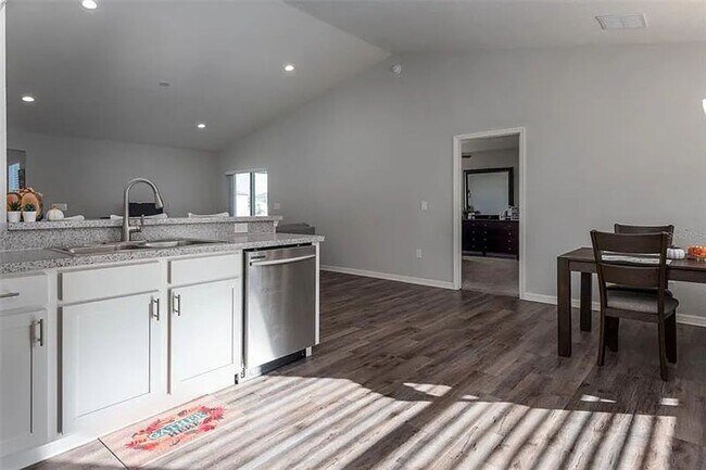 Building Photo - Gorgeous Three Bedroom in Towne Park Estates