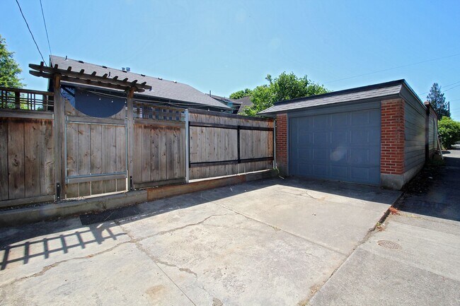 Building Photo - 6435 NE Cleveland Ave