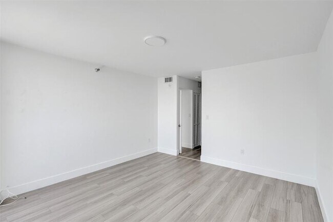 Building Photo - 20515 E Country Club Dr
