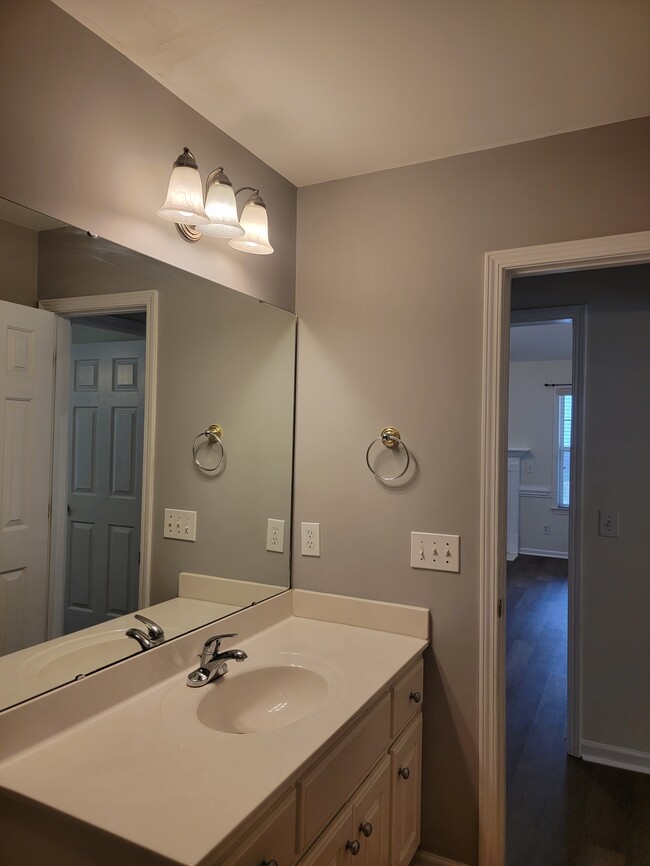 Building Photo - 200 Webfoot Dr
