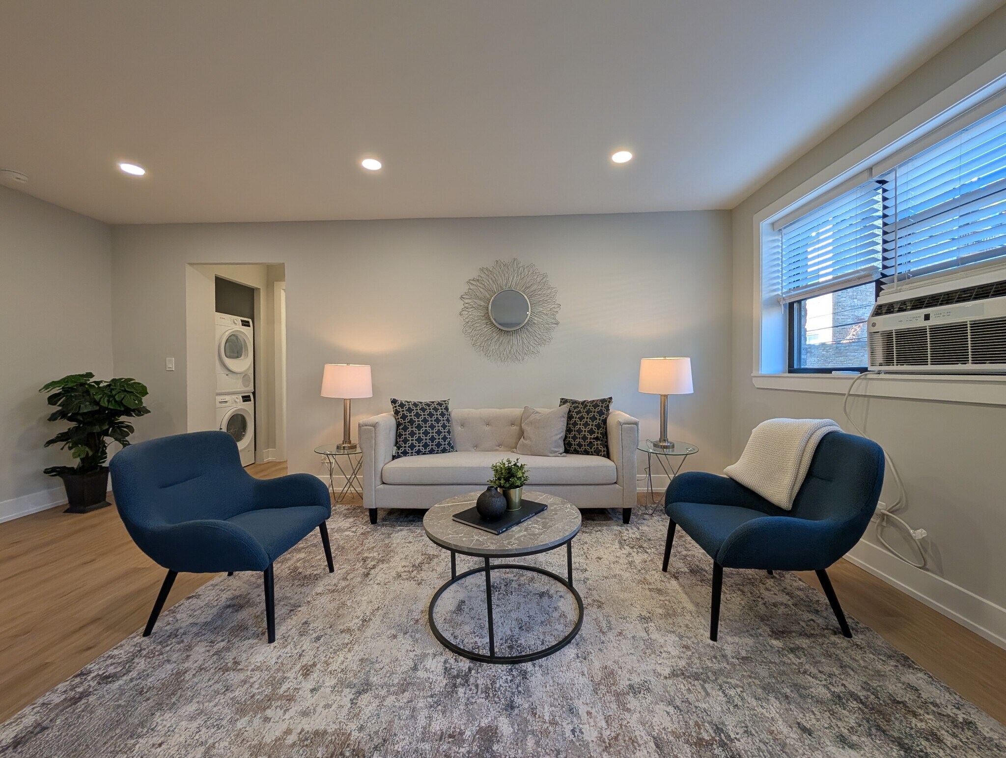 Building Photo - 540 W Aldine Ave