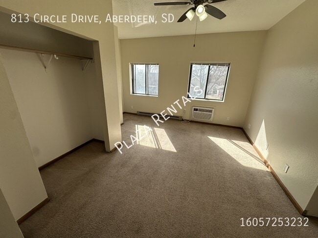 Building Photo - 10 9th Ave NE