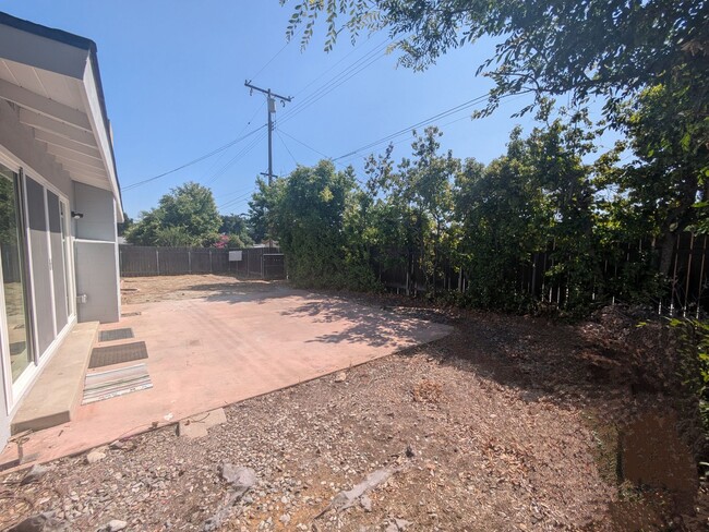 Building Photo - $$$$$$500 MOVE IN BONUS!!!!Freshly Remodel...