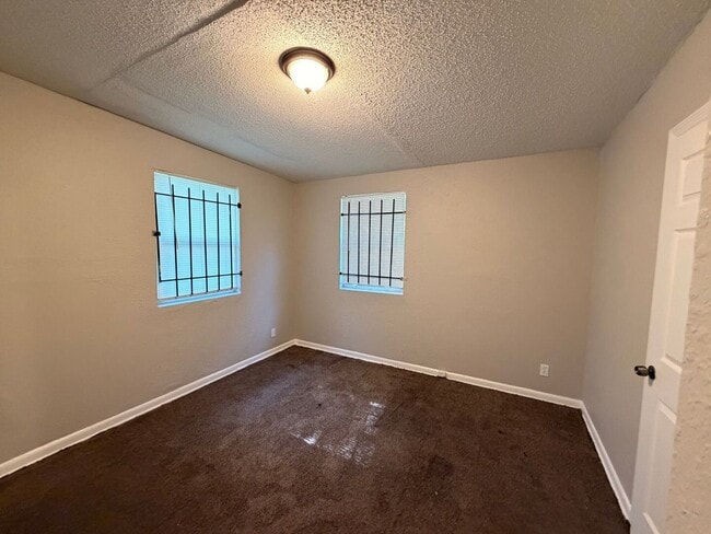 Building Photo - Spacious, updated 3/1 with bonus room and large utility room