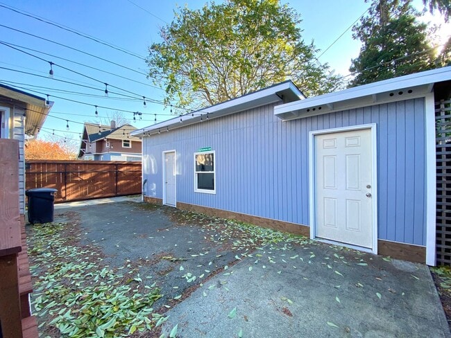 Building Photo - 3 Bedroom 2 Bath - City Compound - A Must ...