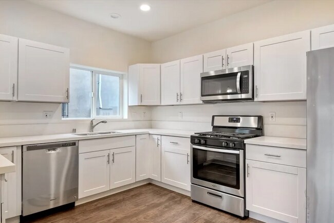 Building Photo - Fully Furnished Modern 3-Bed, 2-Bath Near ...