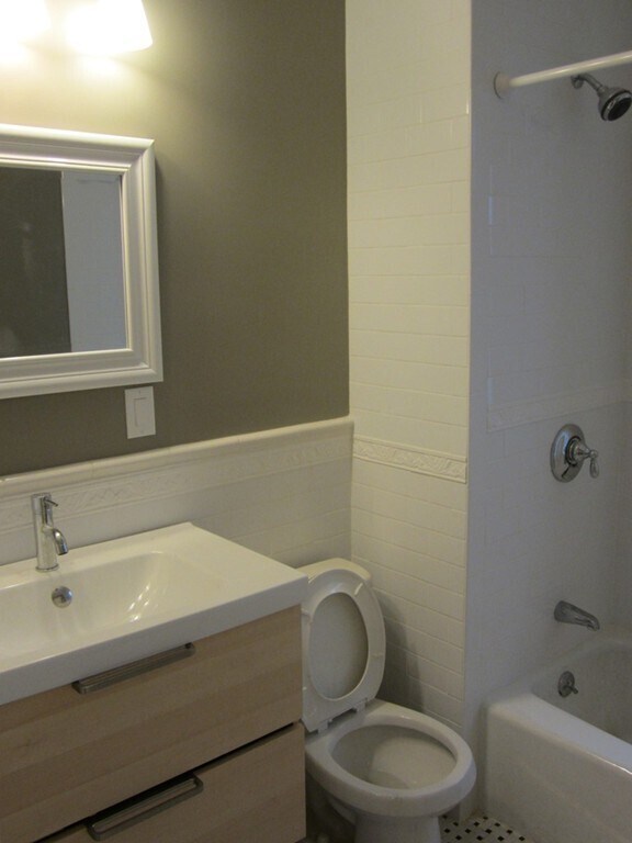 Building Photo - 6 Centre St