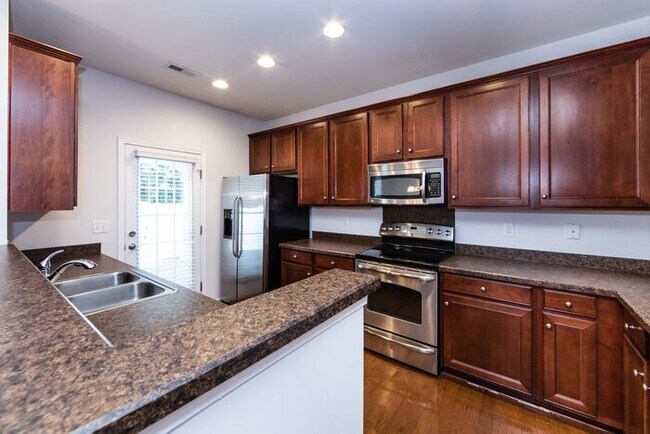 Building Photo - Beautiful 3BD/2.5BA Townhome in the Lions ...