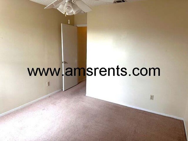 Building Photo - 3 bedroom Townhouse in Orlando