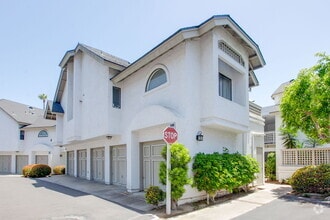 Building Photo - 518 Via De La Valle