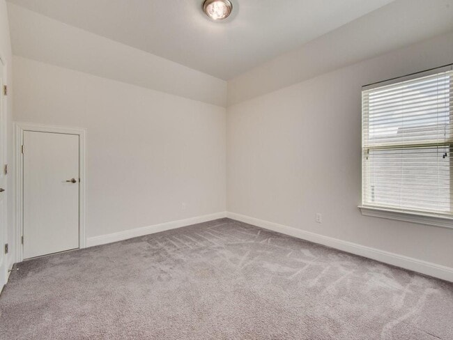 Building Photo - 204 Pulitzer Dr