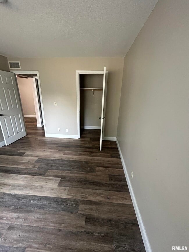 Building Photo - 5029 N Lakeside Pl