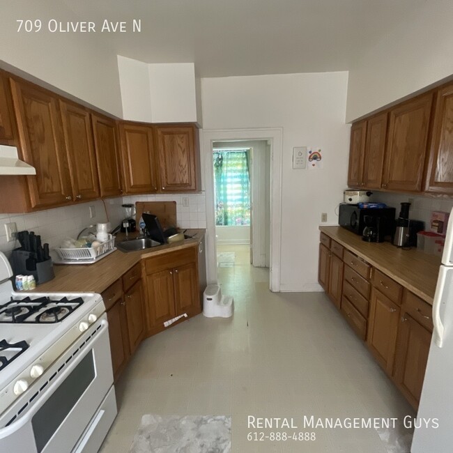 Building Photo - 709 N Oliver Ave
