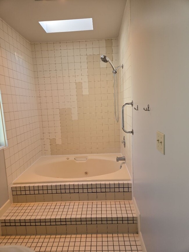 Building Photo - Spectacular View!! This top floor condo is a MUST SEE!! $500 move in credit