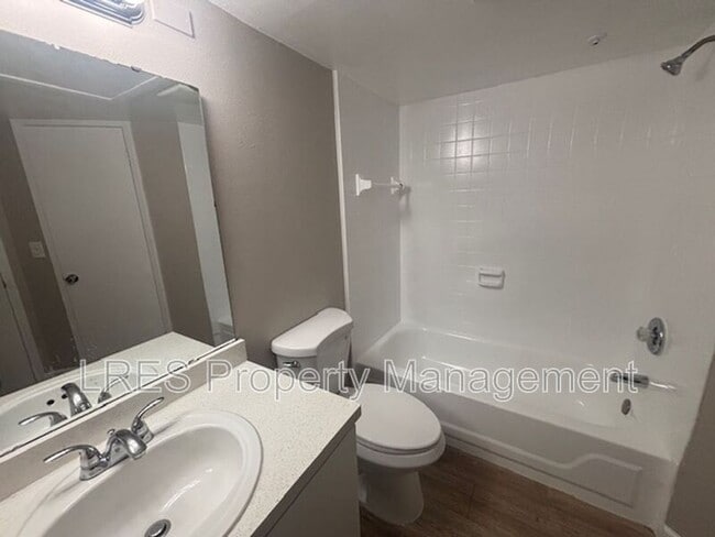 Building Photo - 390 Lake Placid Ct