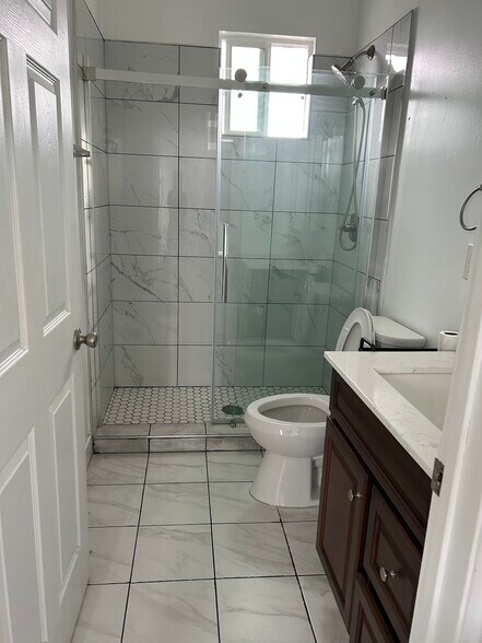 Building Photo - 5437 Clybourn Ave